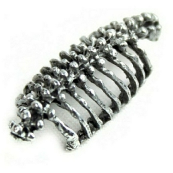 🦴 Spine Ear Cuff - Picture 4 of 5